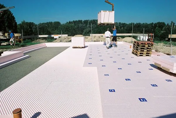 ISOQUICK modules being installed row by row in an interlocking pattern